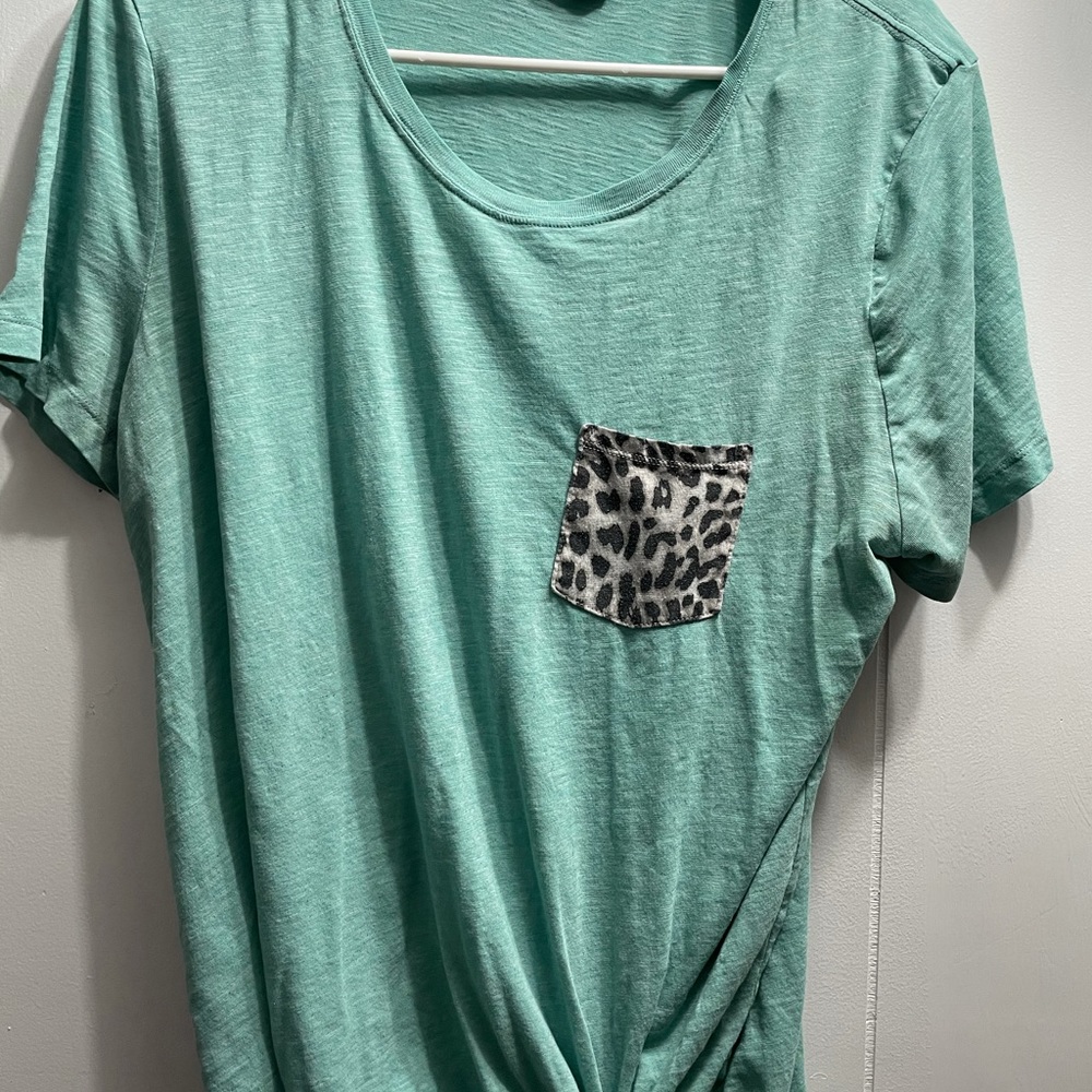 Short sleeve shirt with leopard print pocket